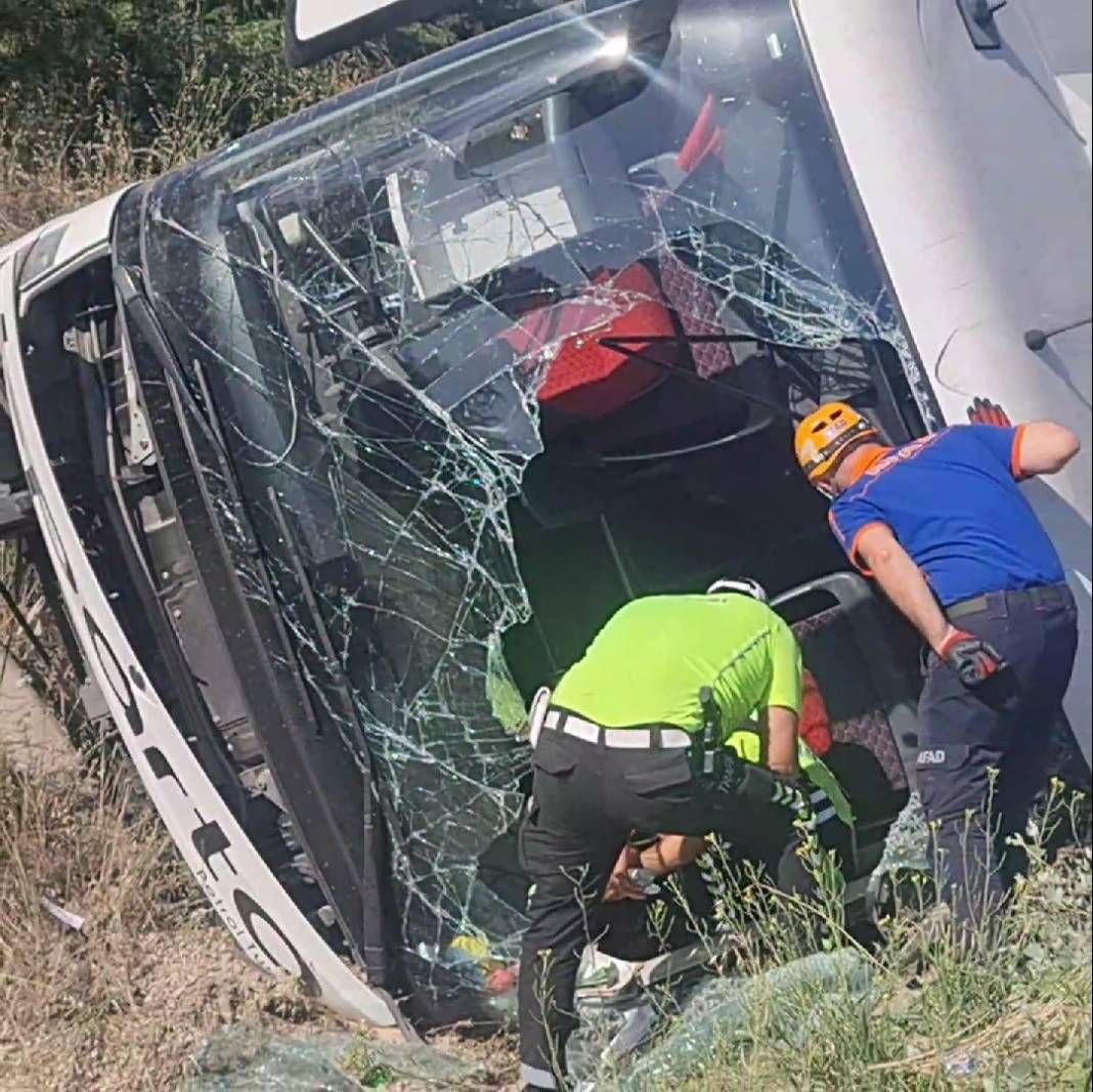 Kütahya’da yolcu otobüsü devrildi! Yaralılar var… 17